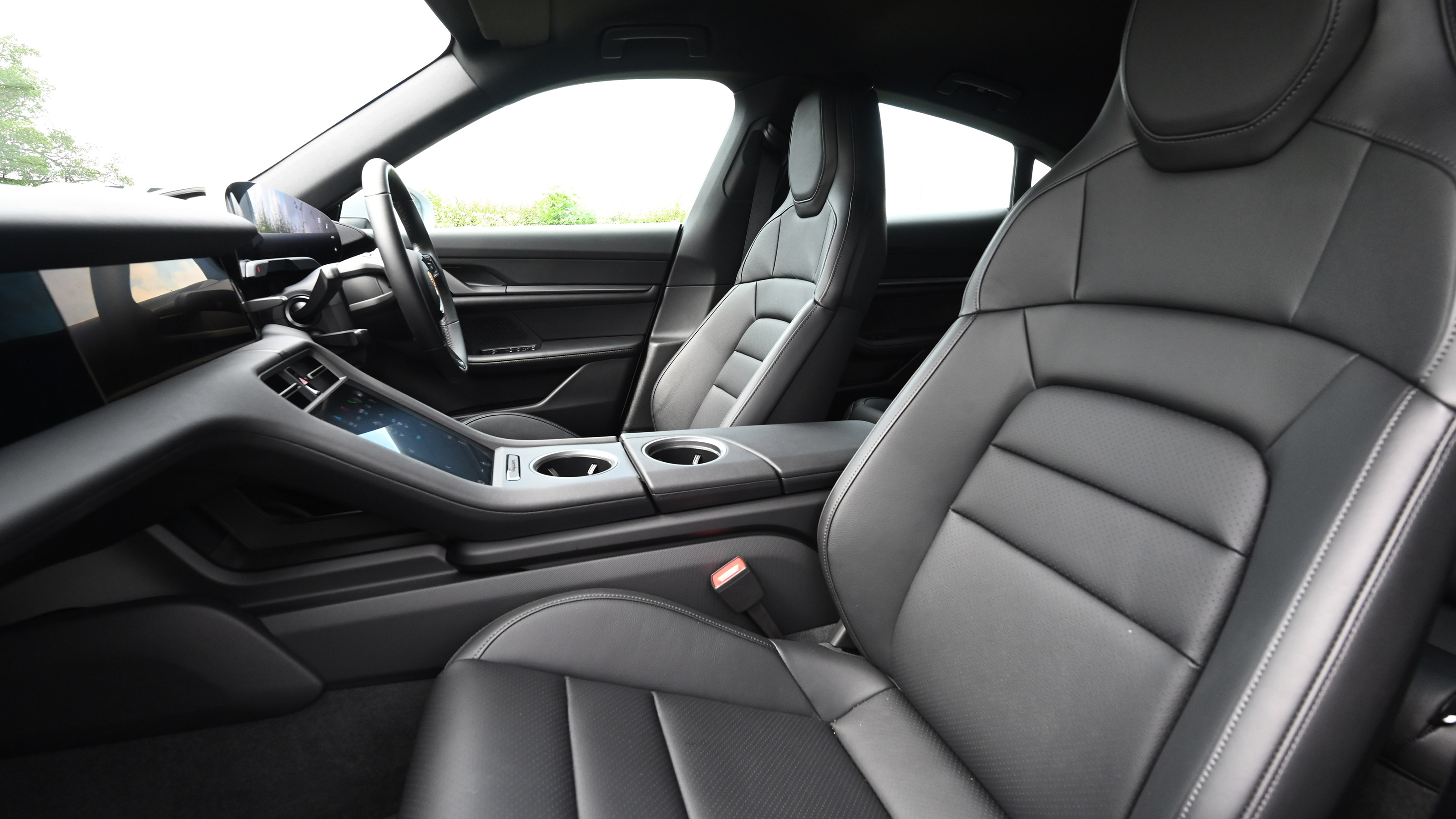 Porsche Taycan facelift - front seats
