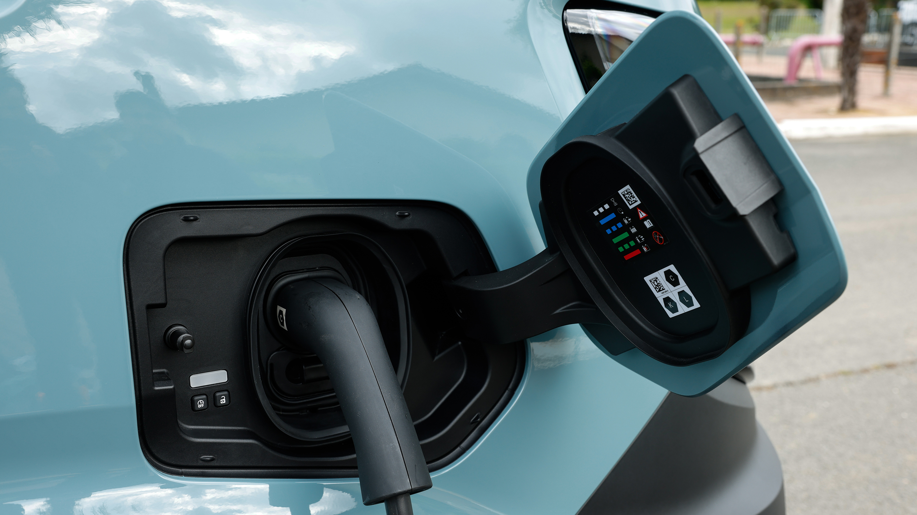 Renault Master E-Tech - charging port