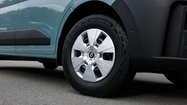 Renault Master E-Tech - wheel