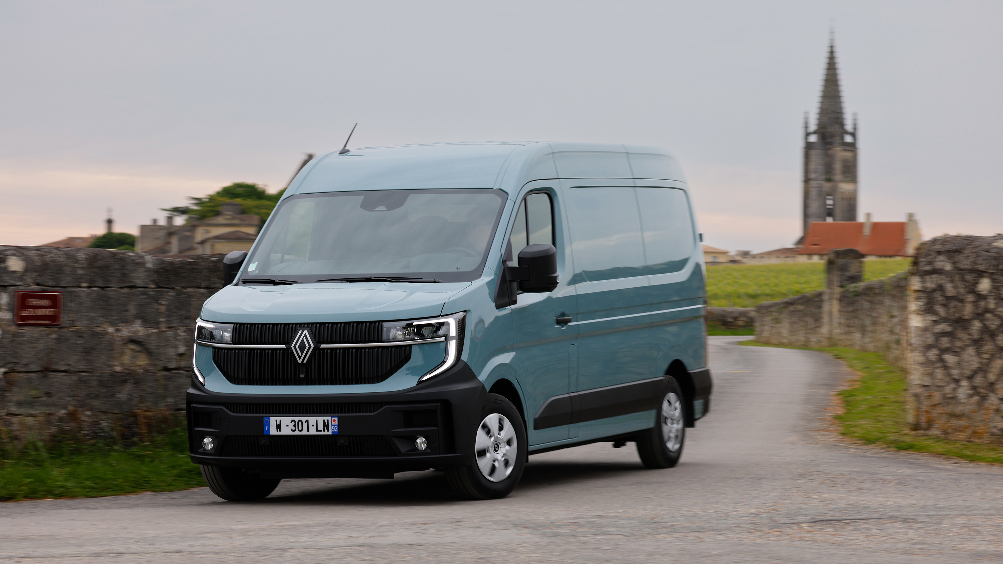 Renault Master E-Tech - front cornering