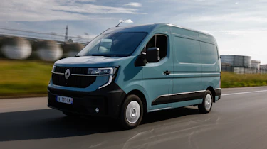 Renault Master E-Tech - front tracking