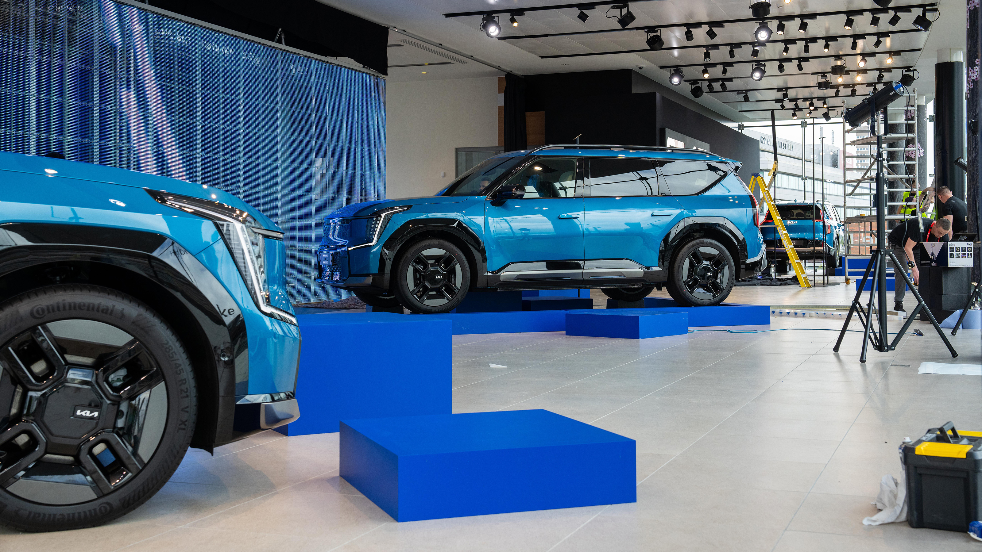 KIAs in a showroom being constructed