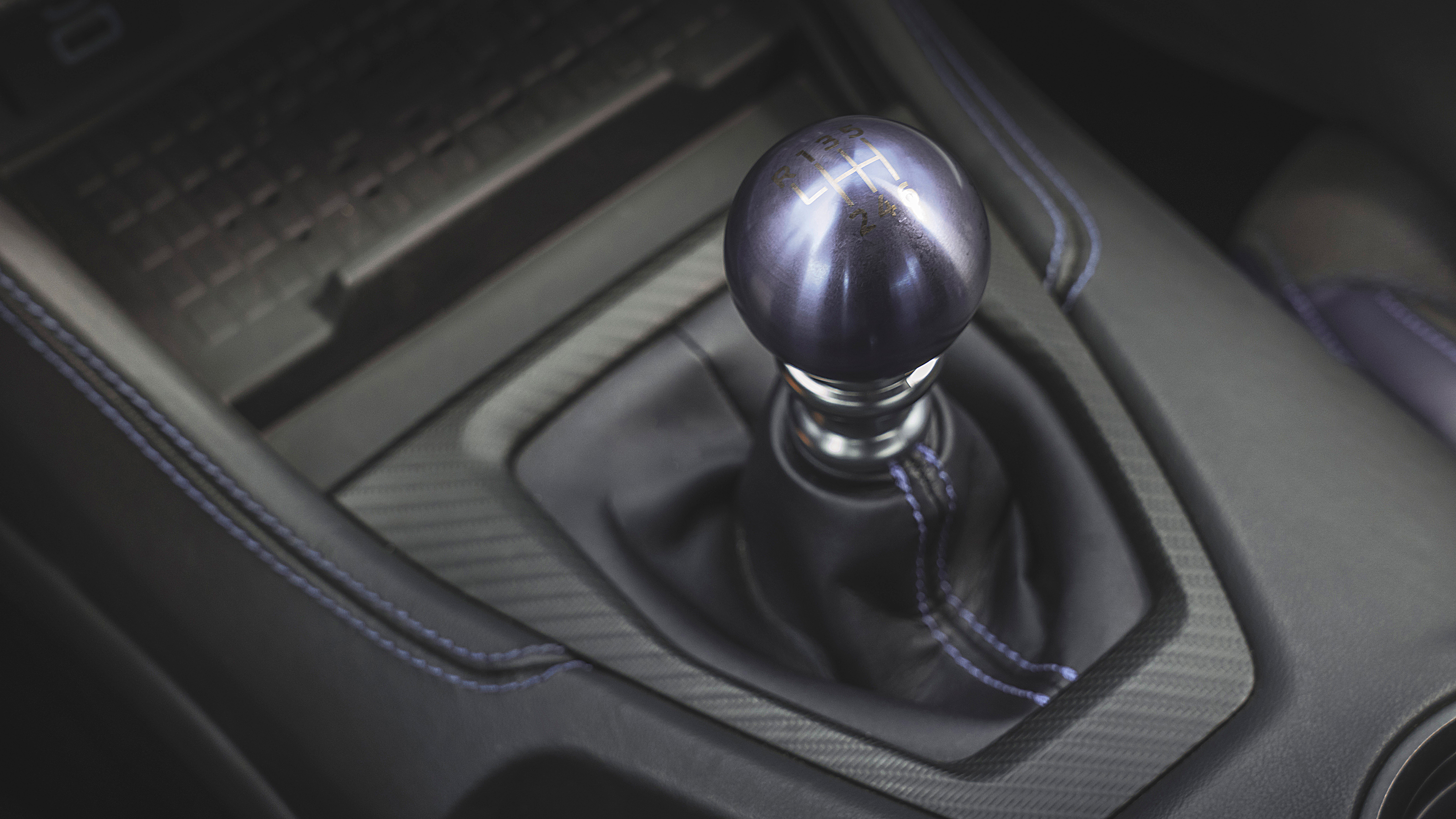 Ford Mustang Dark Horse - gear stick