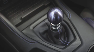 Ford Mustang Dark Horse - gear stick