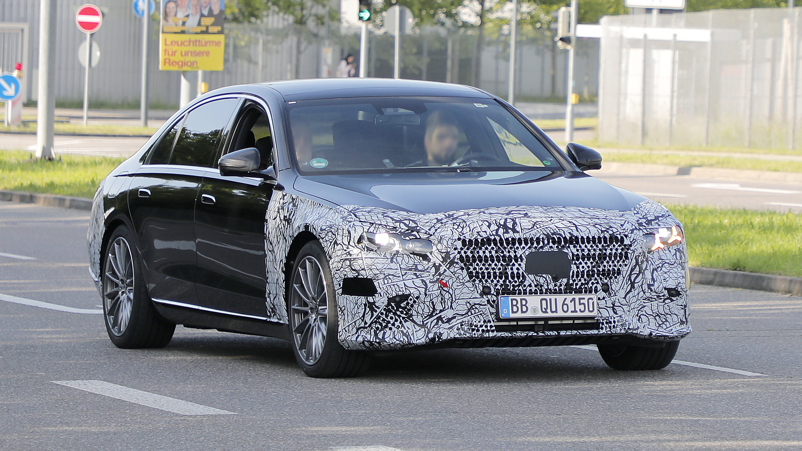 New facelift Mercedes S-Class - front tracking 