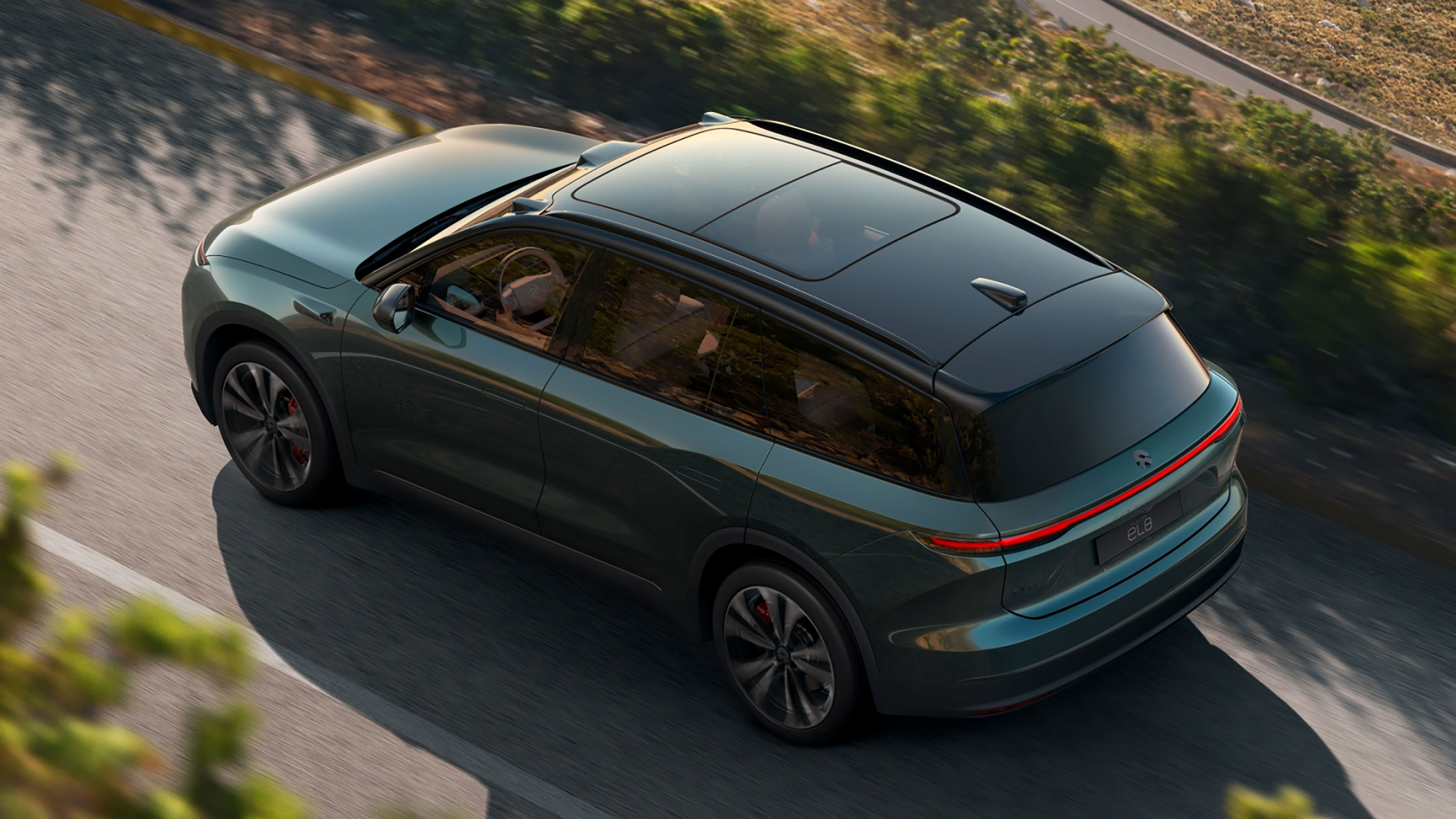 NIO EL8 rear overhead tracking