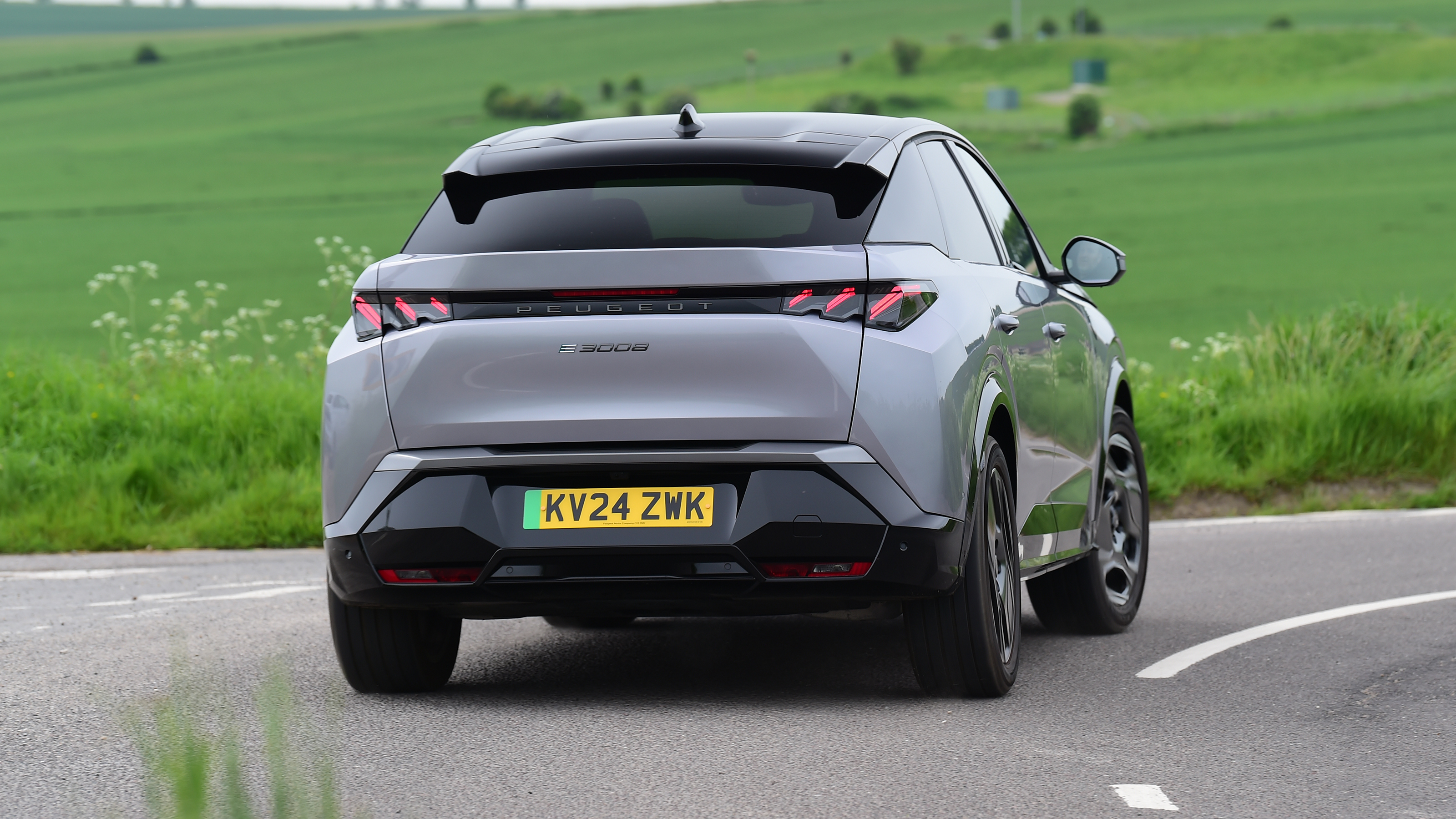 Peugeot E-3008 - rear cornering