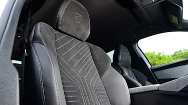 Peugeot E-3008 - front seats