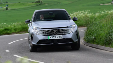 Peugeot E-3008 - front cornering