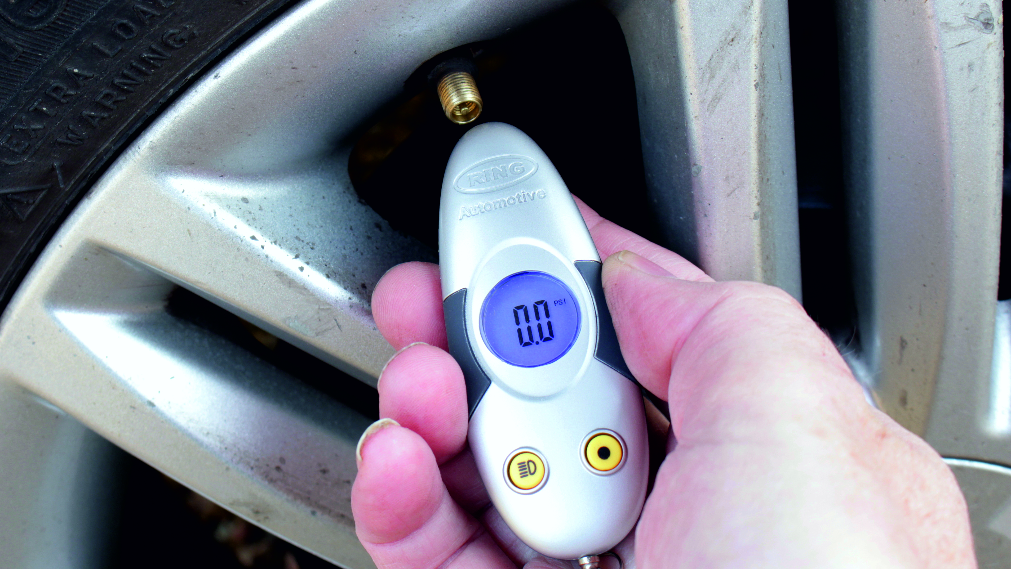 Best tyre pressure gauges - header image 