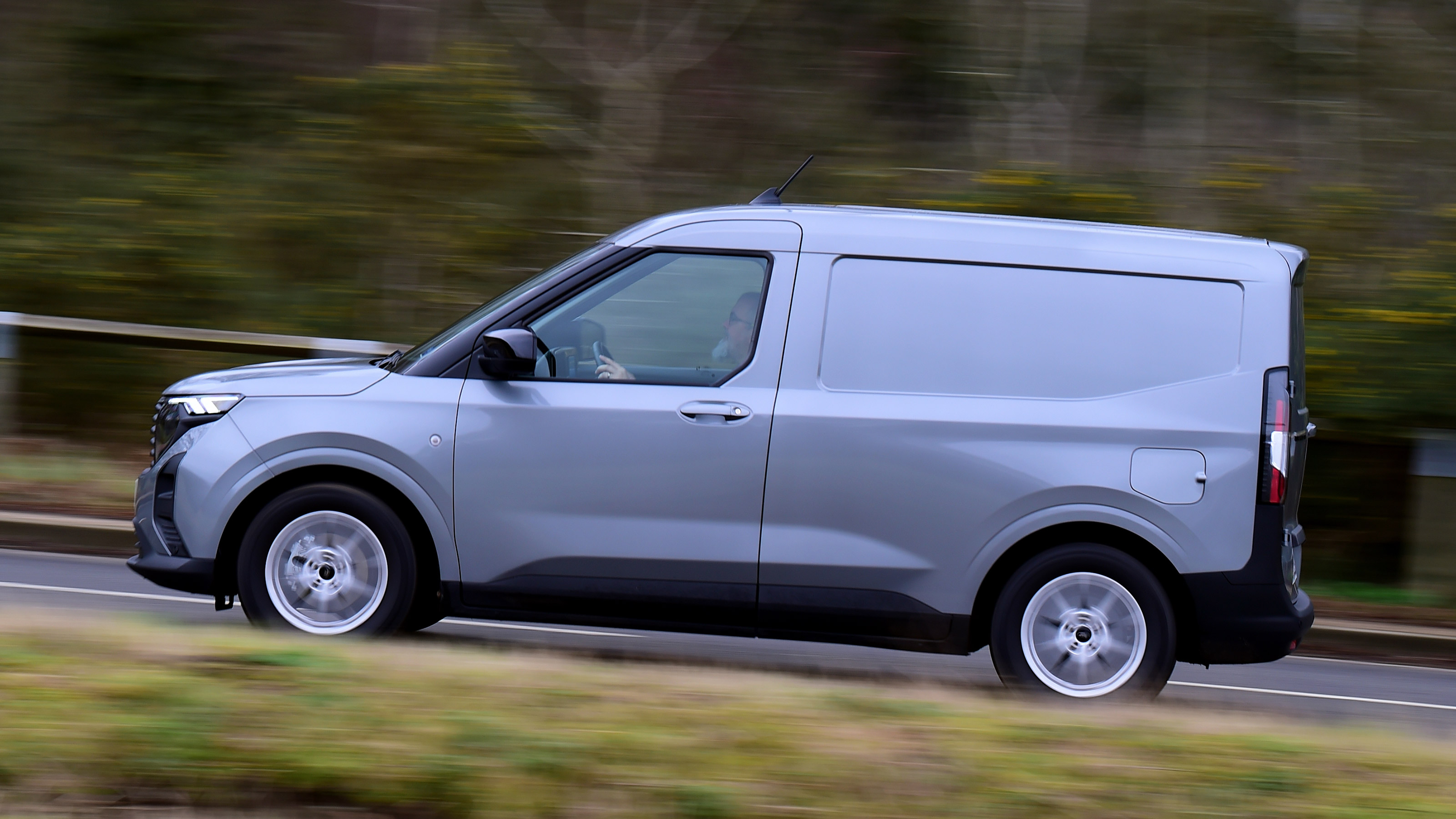 Ford Transit Courier - side action