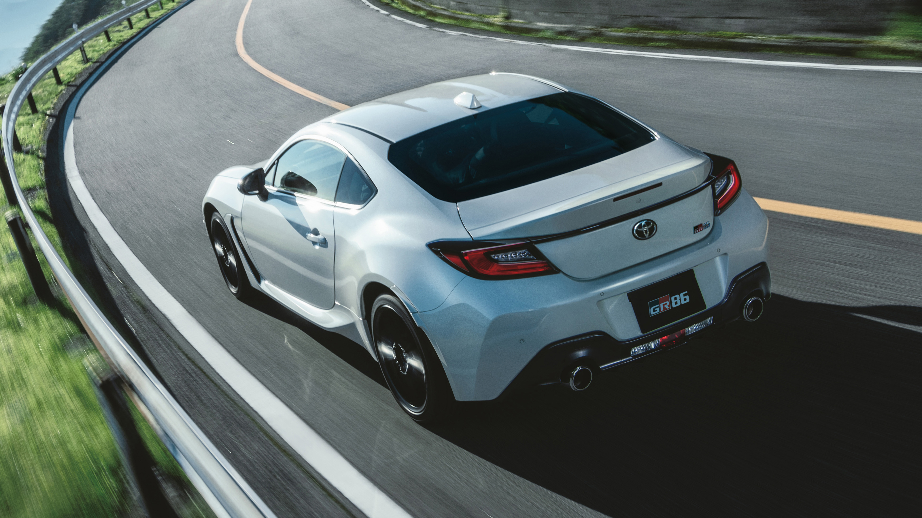 Toyota GR86 - white rear 3/4