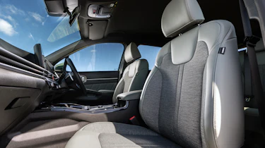 Kia Sorento Hybrid - front seats