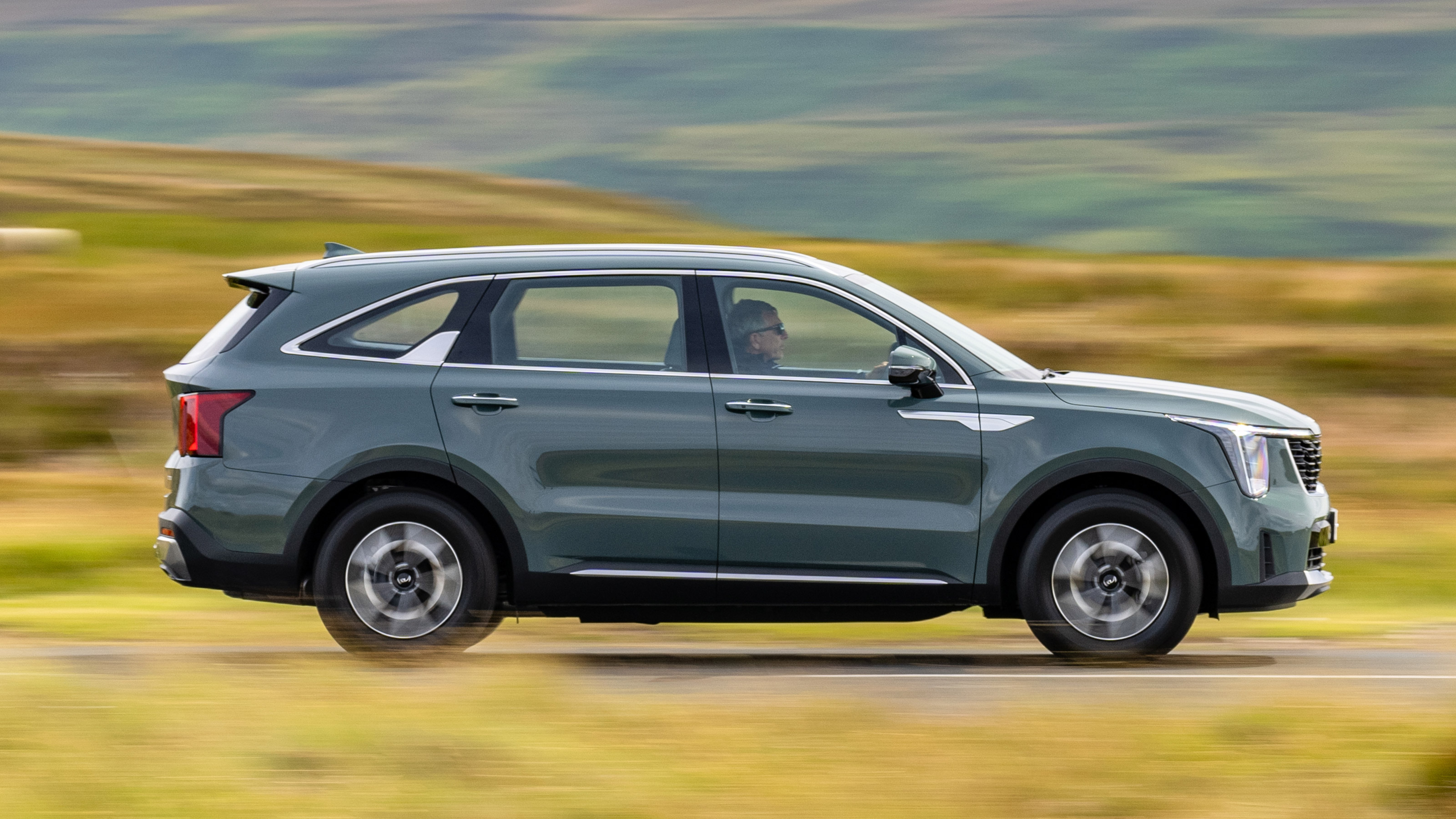 Kia Sorento Hybrid - side