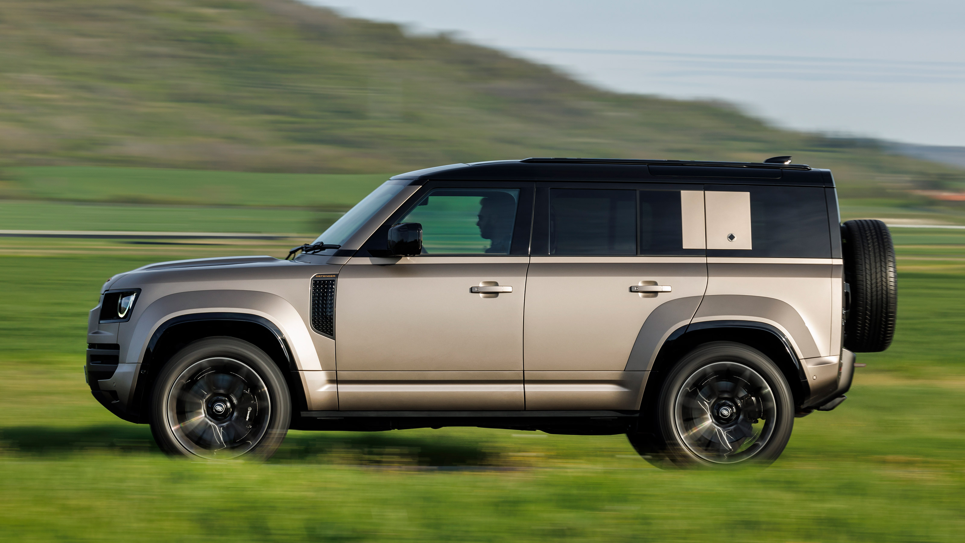 Land Rover Defender Octa - side action