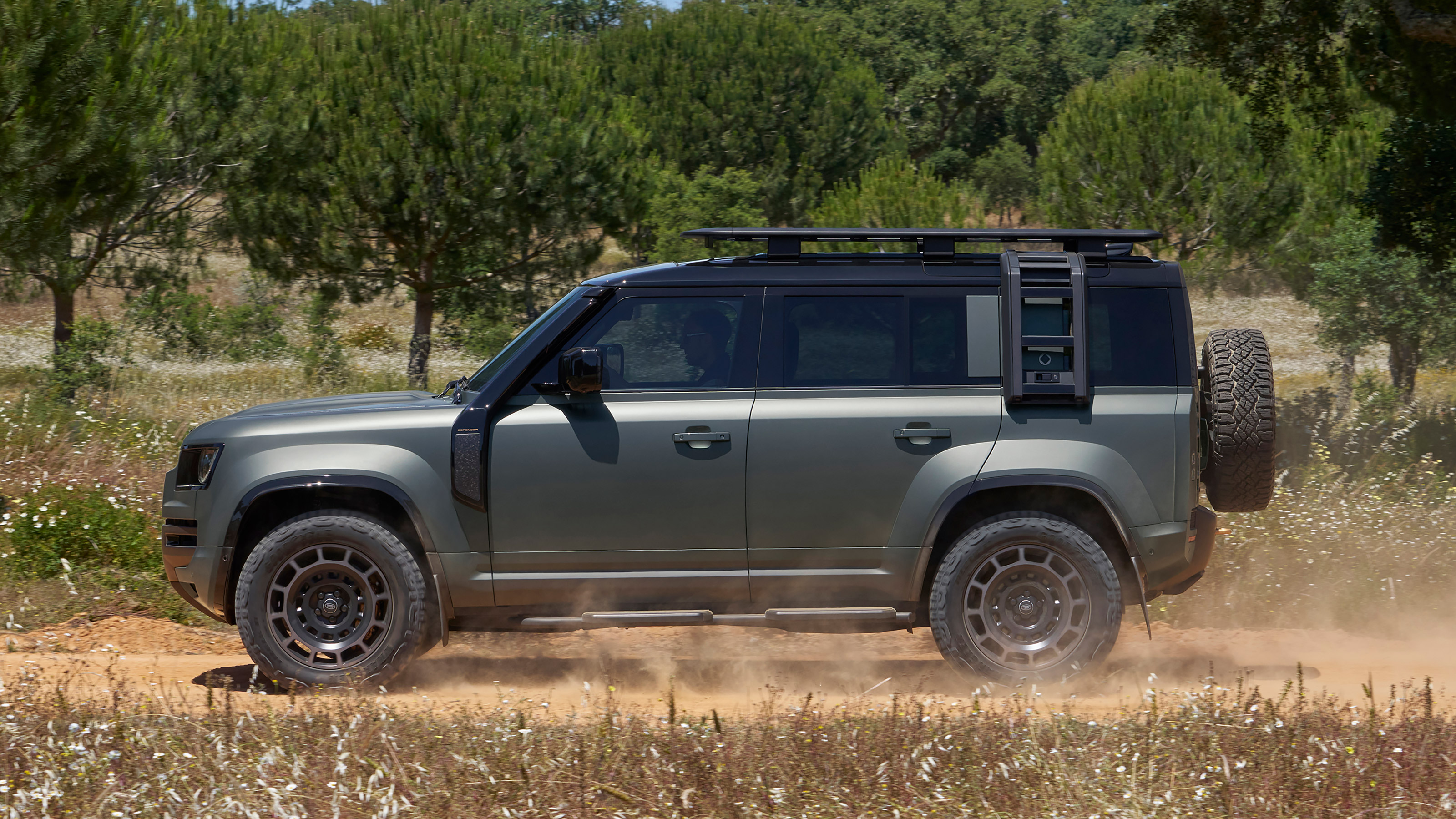 Land Rover Defender Octa - side