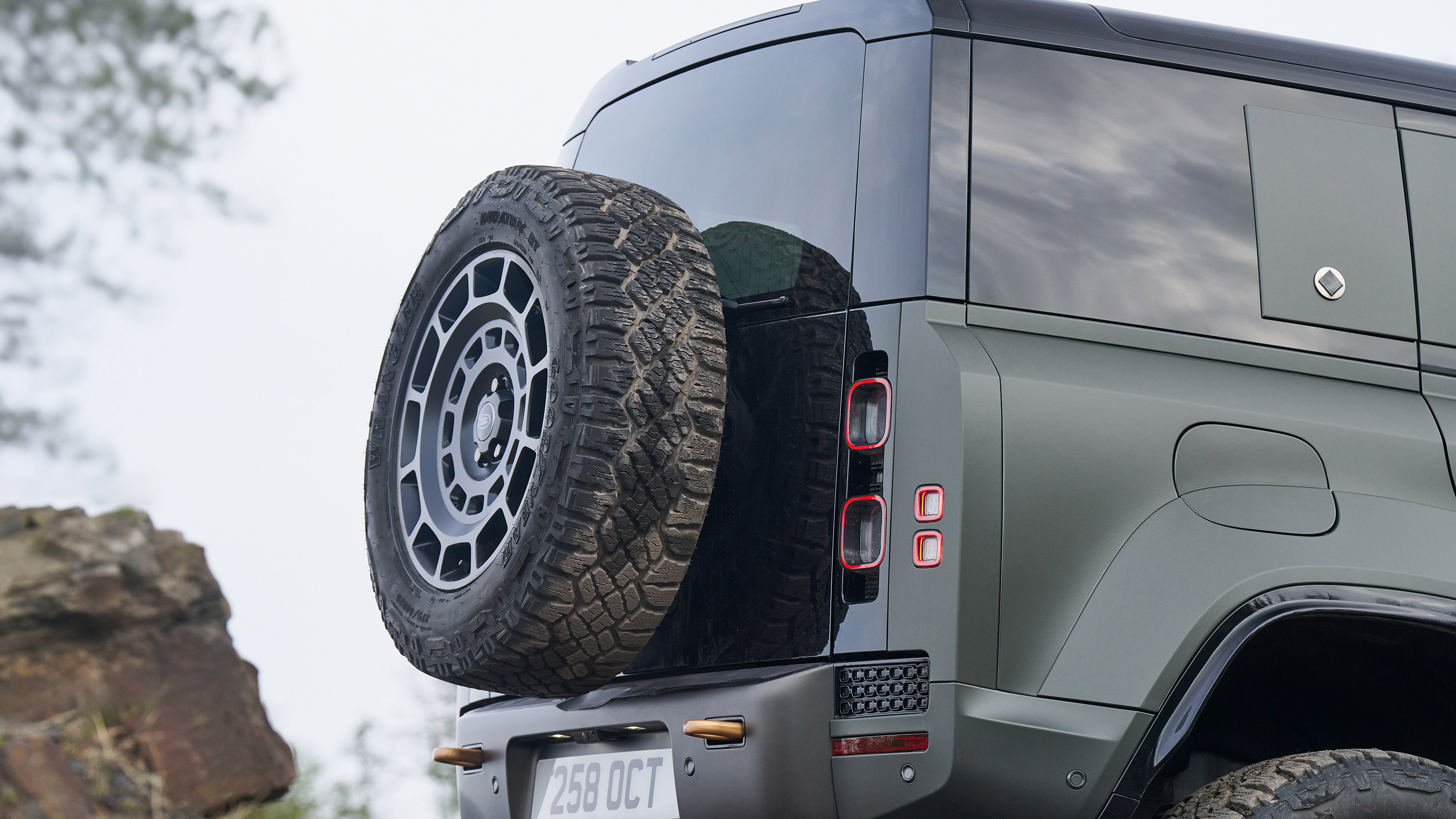 Land Rover Defender Octa - spare wheel