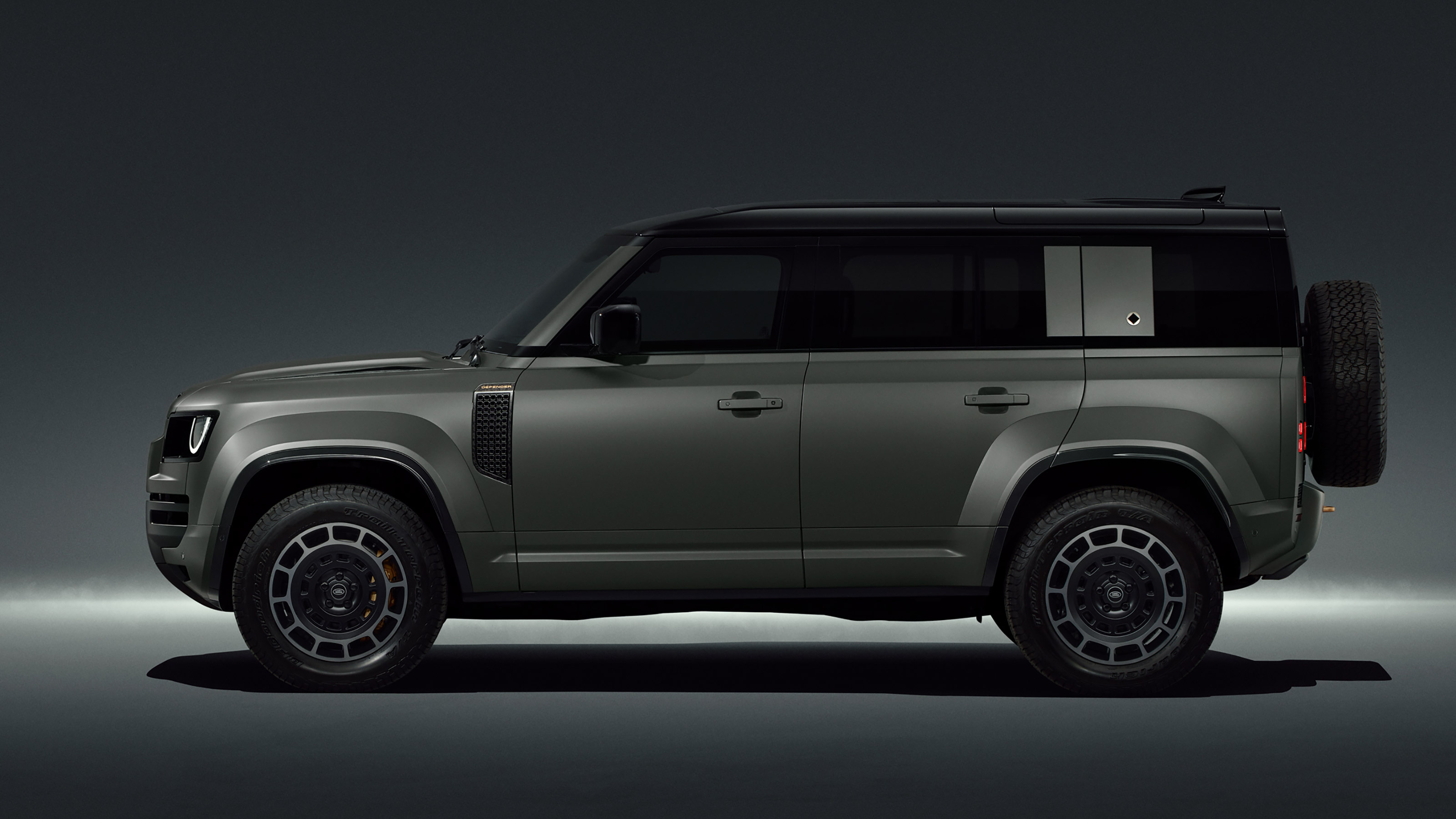 Land Rover Defender Octa - side studio