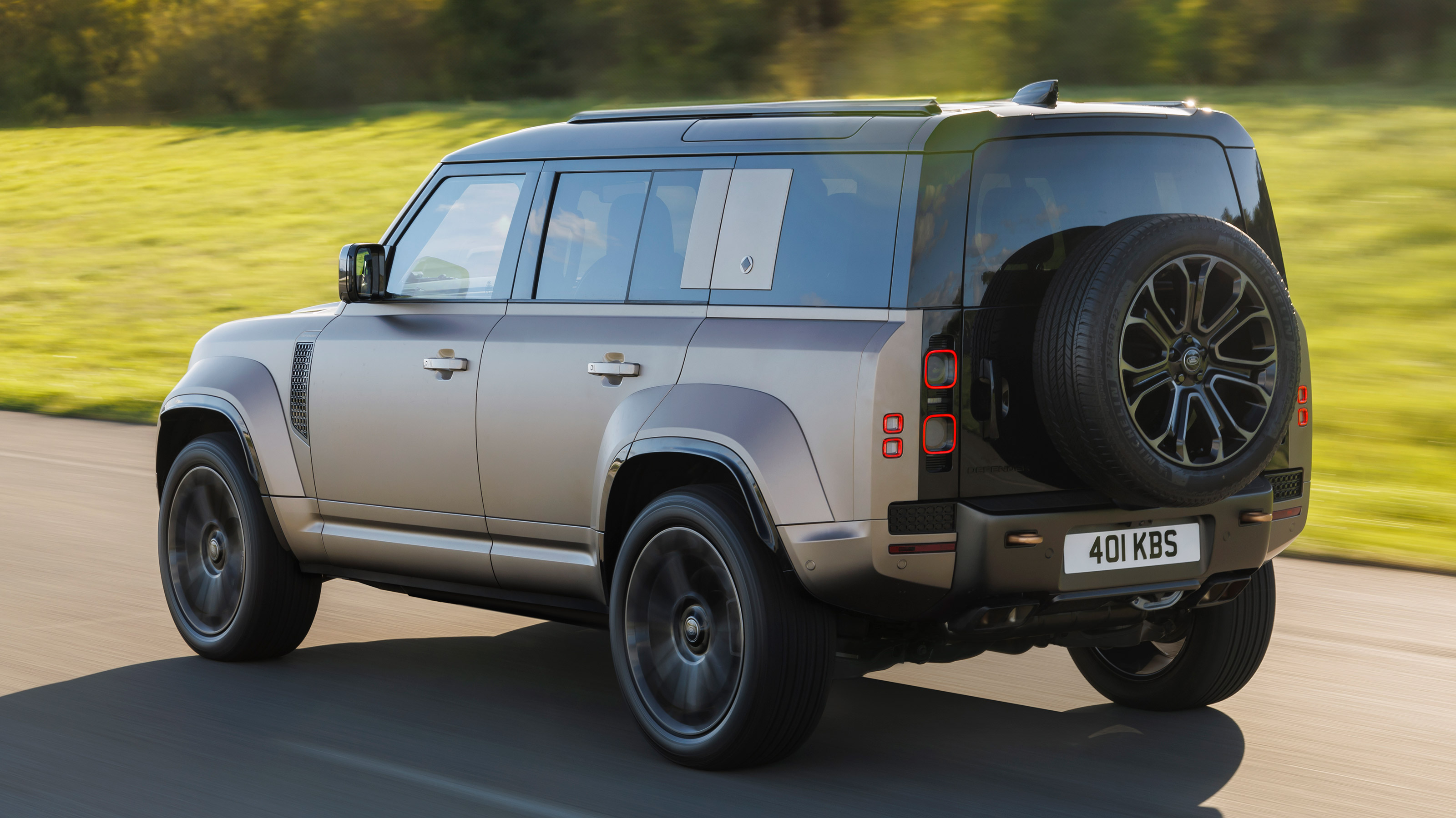 Land Rover Defender Octa - rear tracking