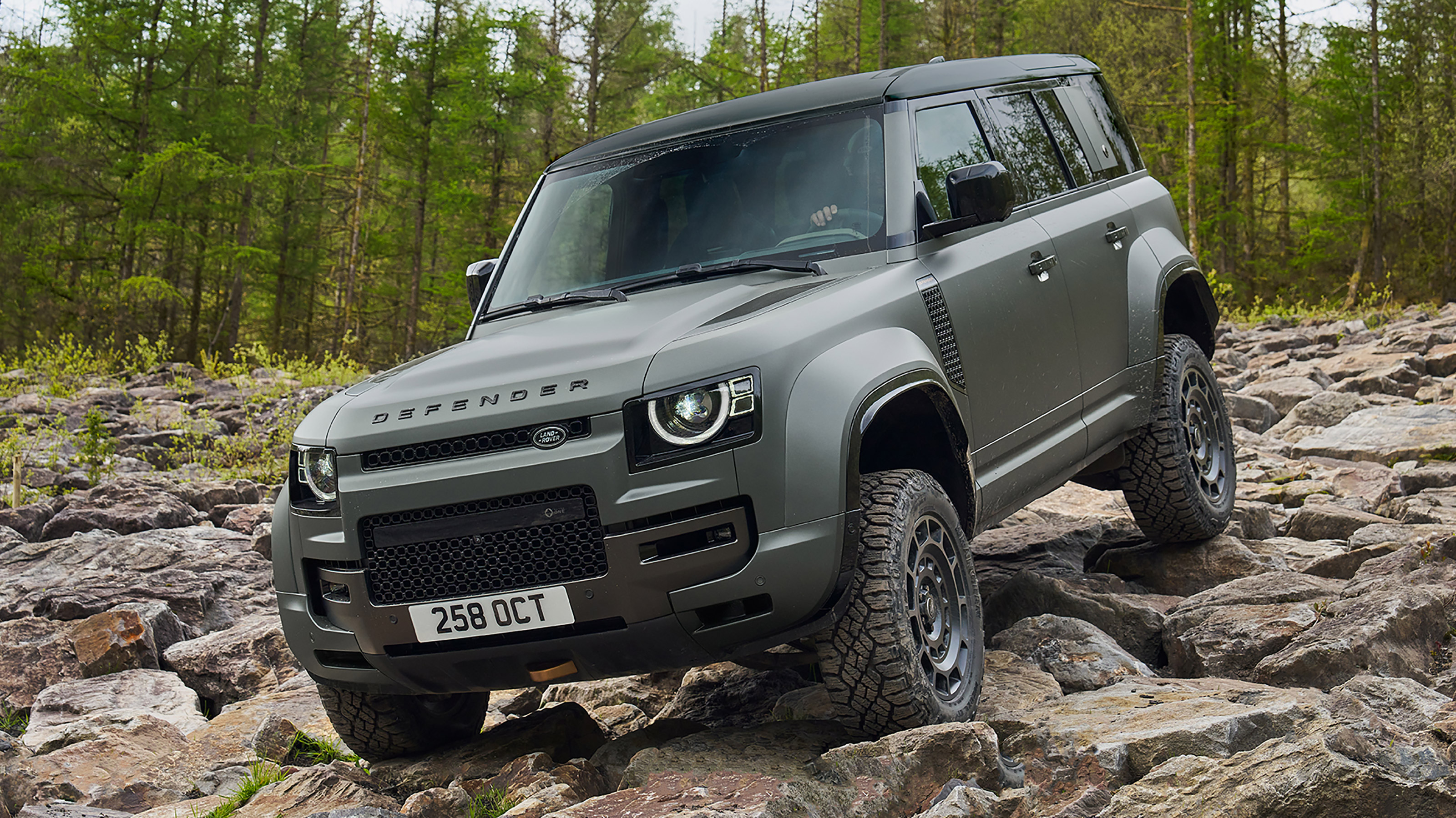 Land Rover Defender Octa - front static