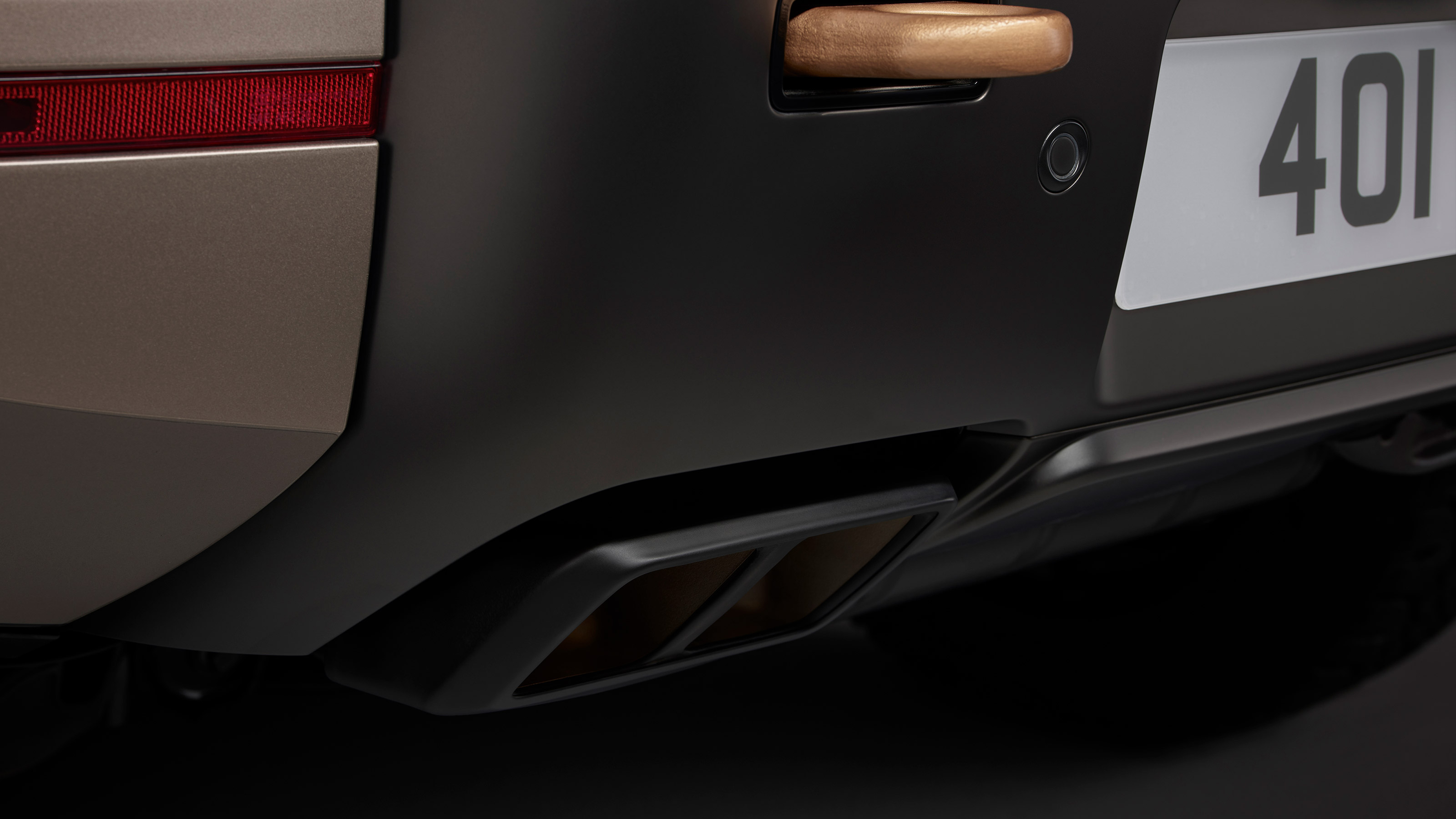 Land Rover Defender Octa - exhausts