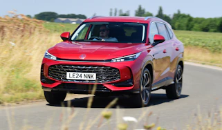 New MG HS - front cornering