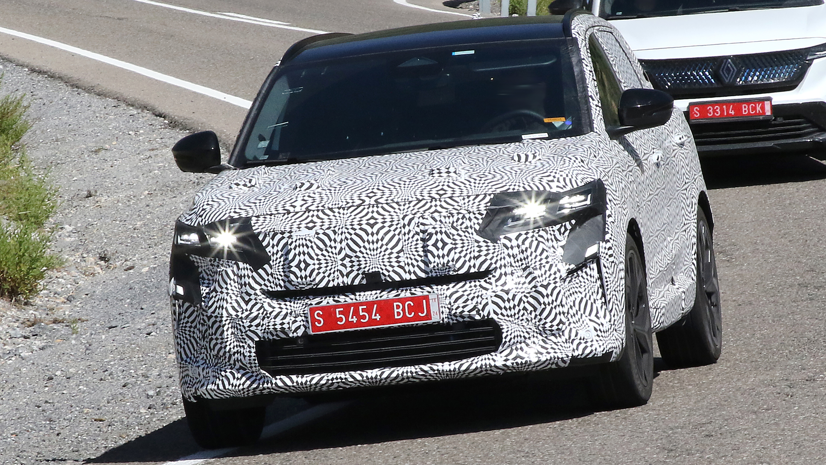 Renault Austral (camouflaged) - front