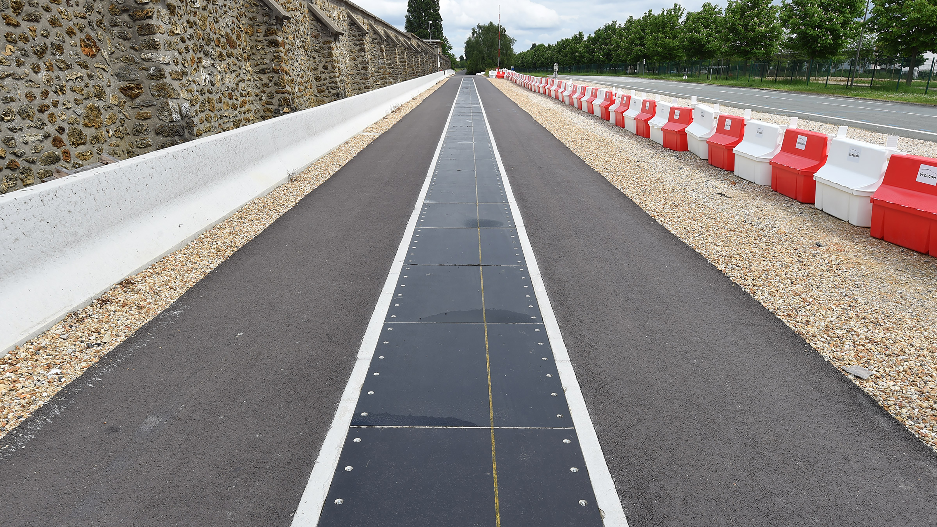 Wireless charging road