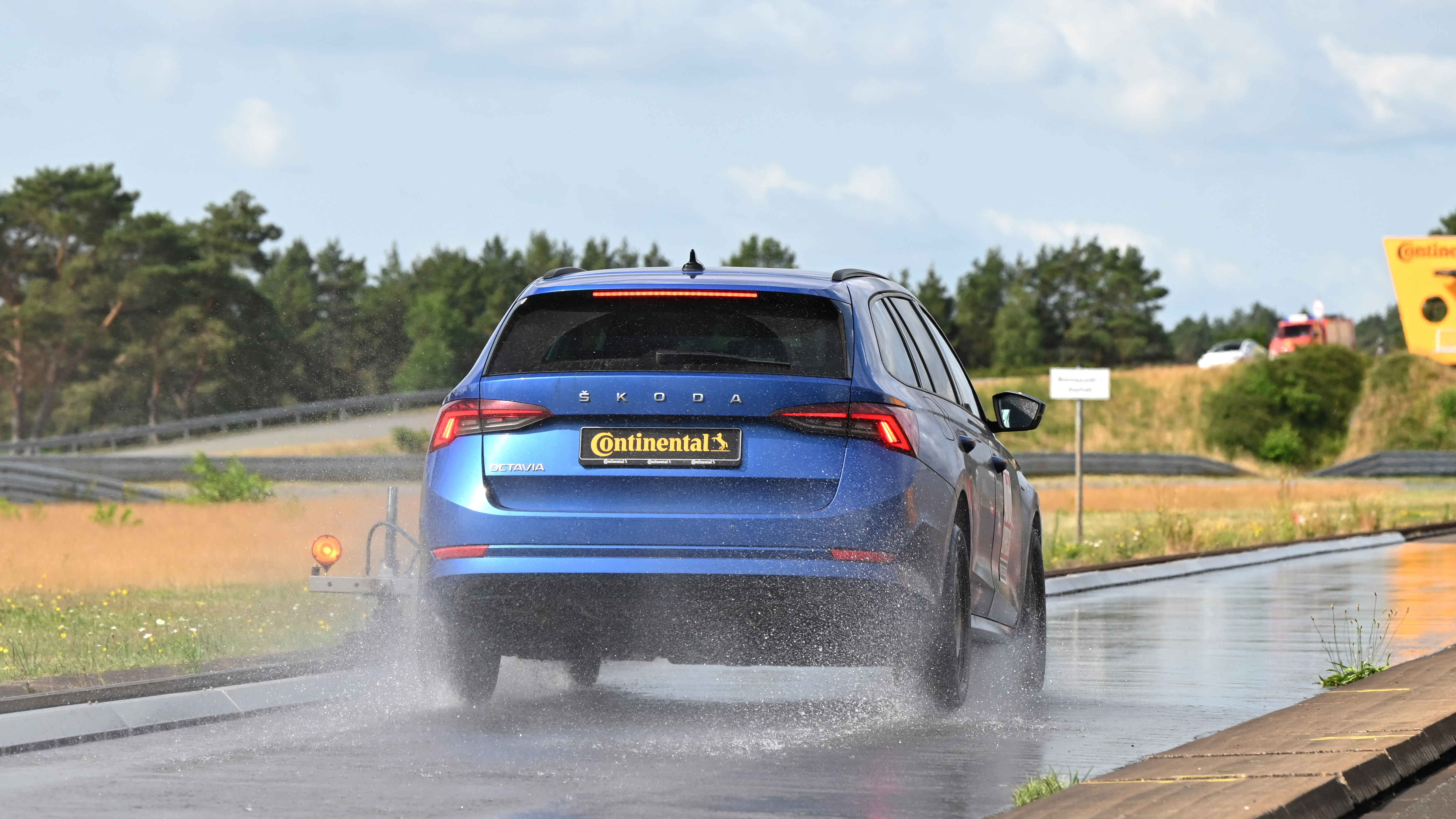 Skoda Octavia heavy braking on a wet road surface