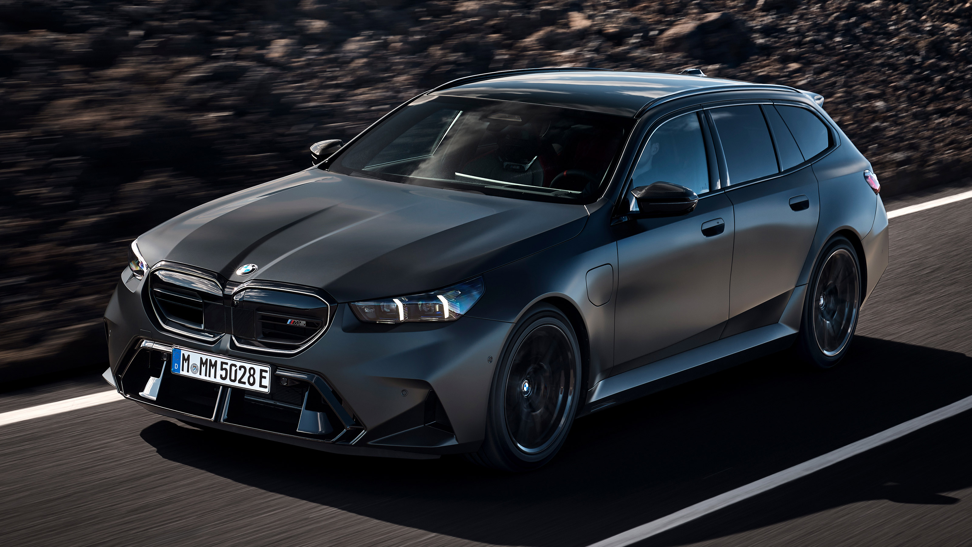 BMW M5 Touring - front action