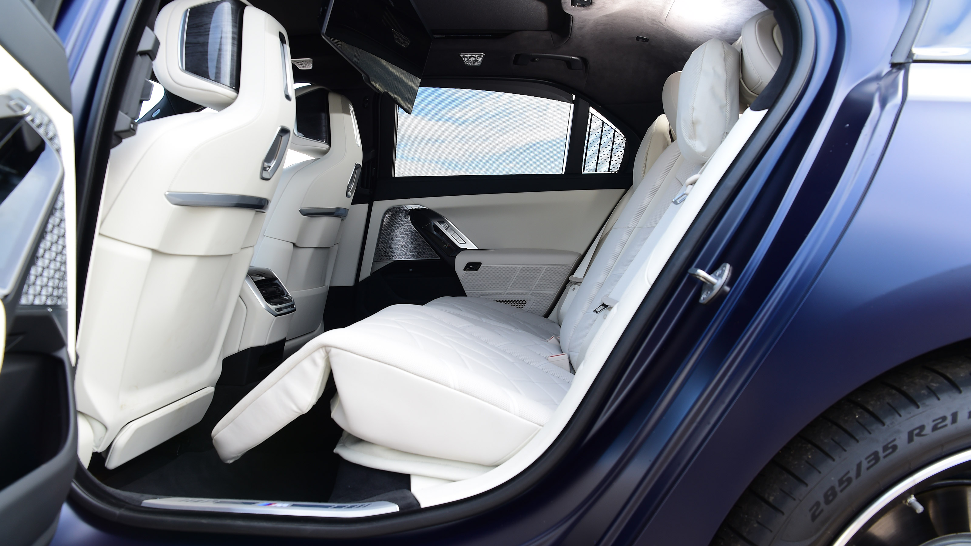 BMW i7 - rear seats