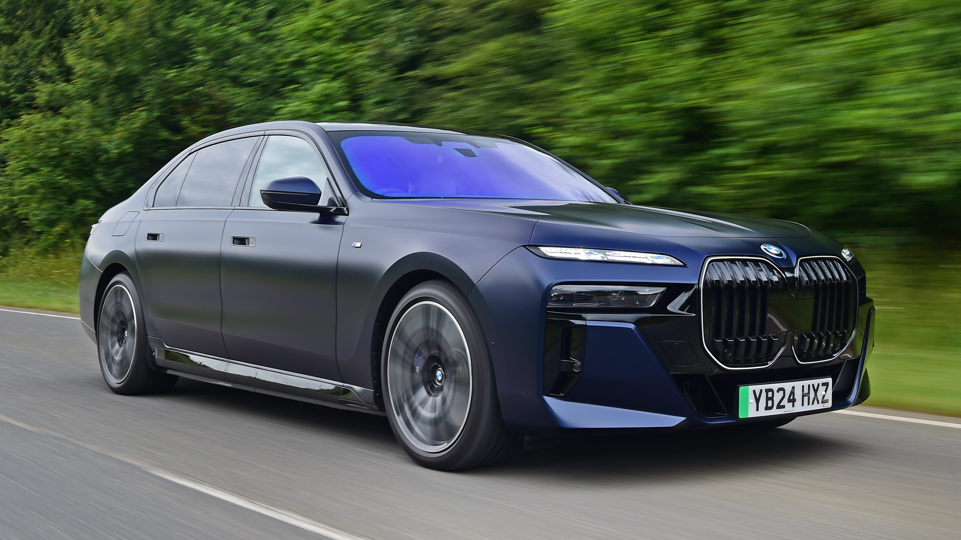 BMW i7 - front