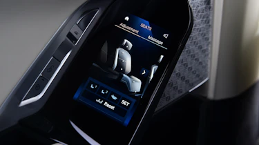 BMW i7 - rear controls