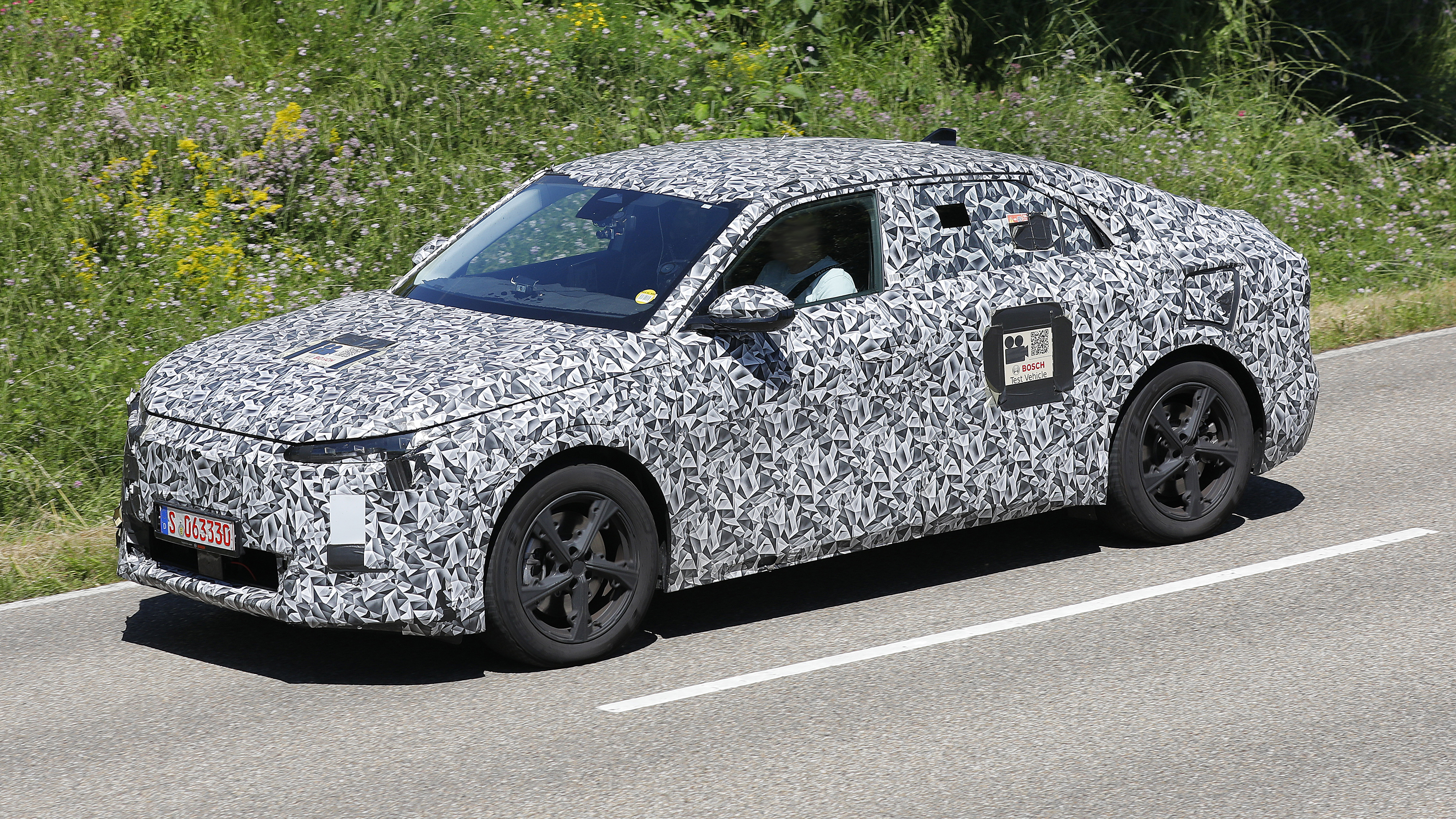 DS flagship SUV (camouflaged test car) - front cornering