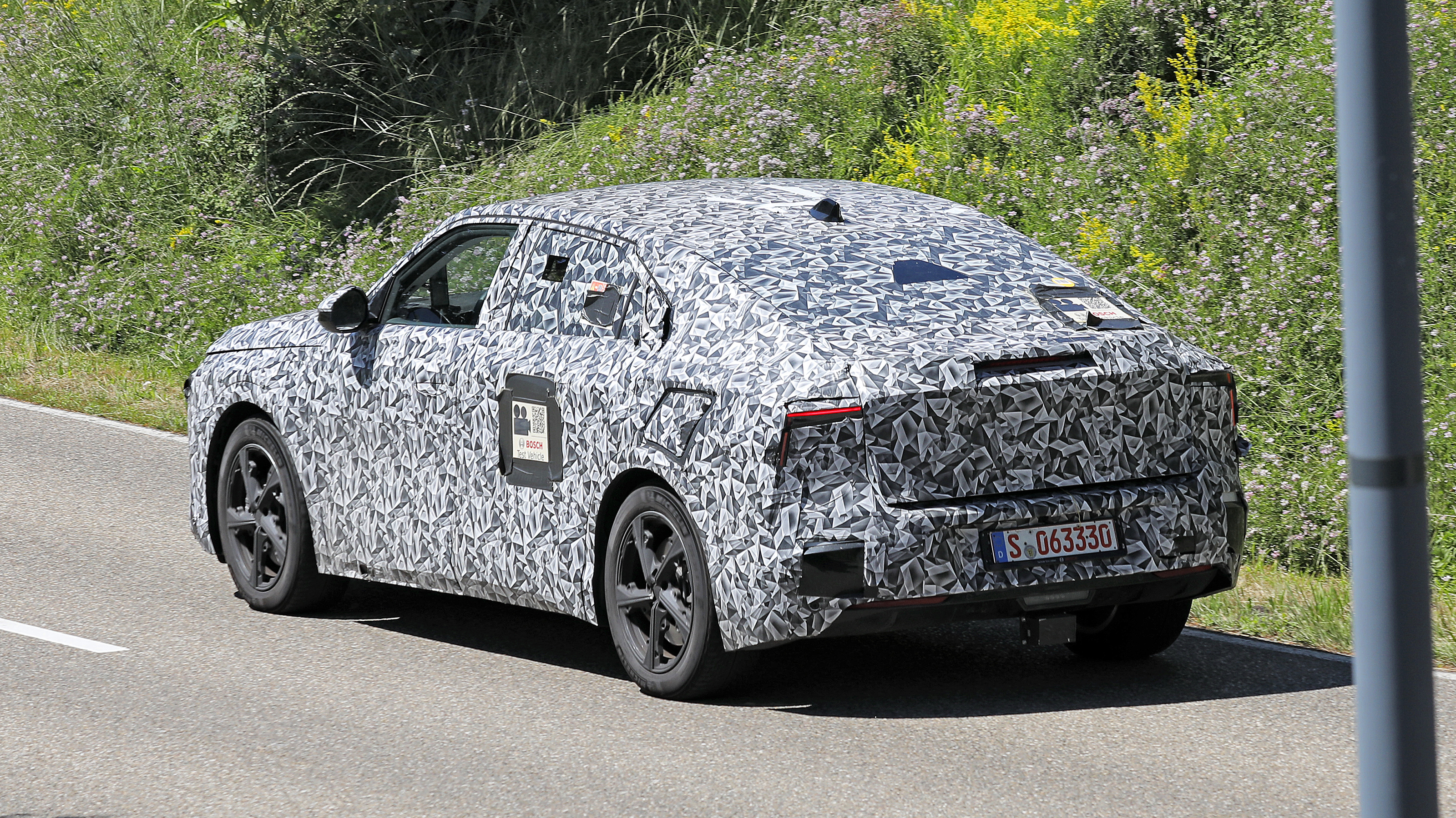 DS flagship SUV (camouflaged test car) - rear cornering