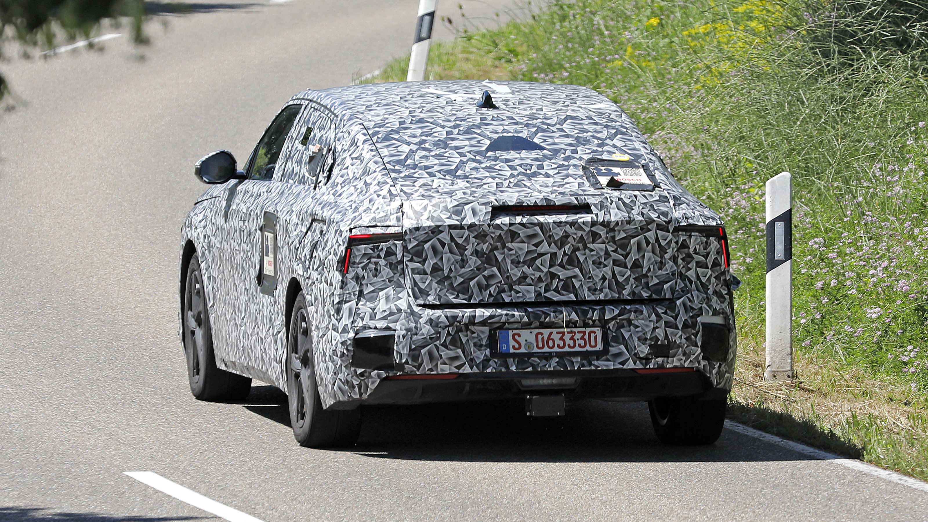 DS flagship SUV (camouflaged test car) - rear
