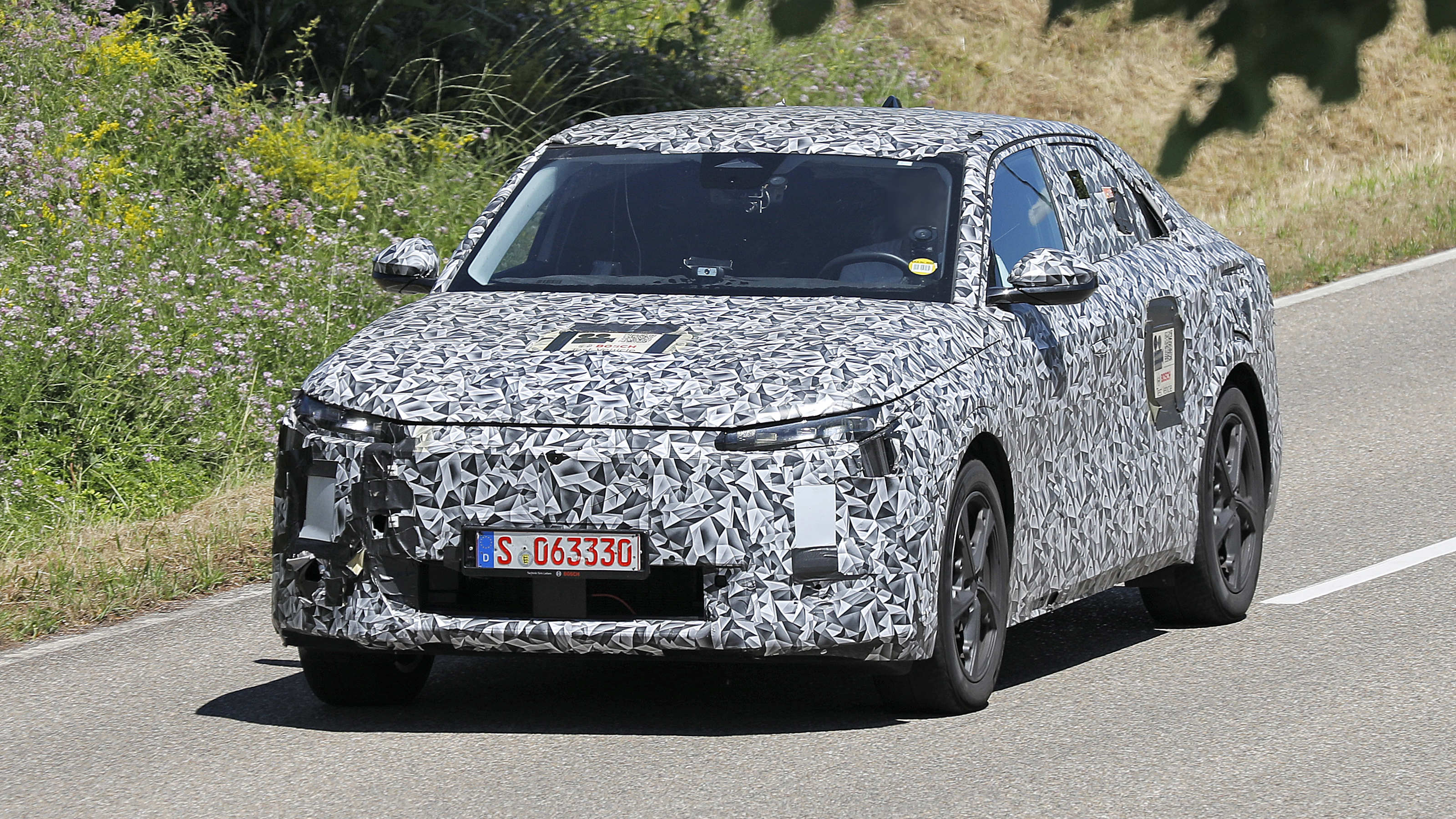 DS flagship SUV (camouflaged test car) - front