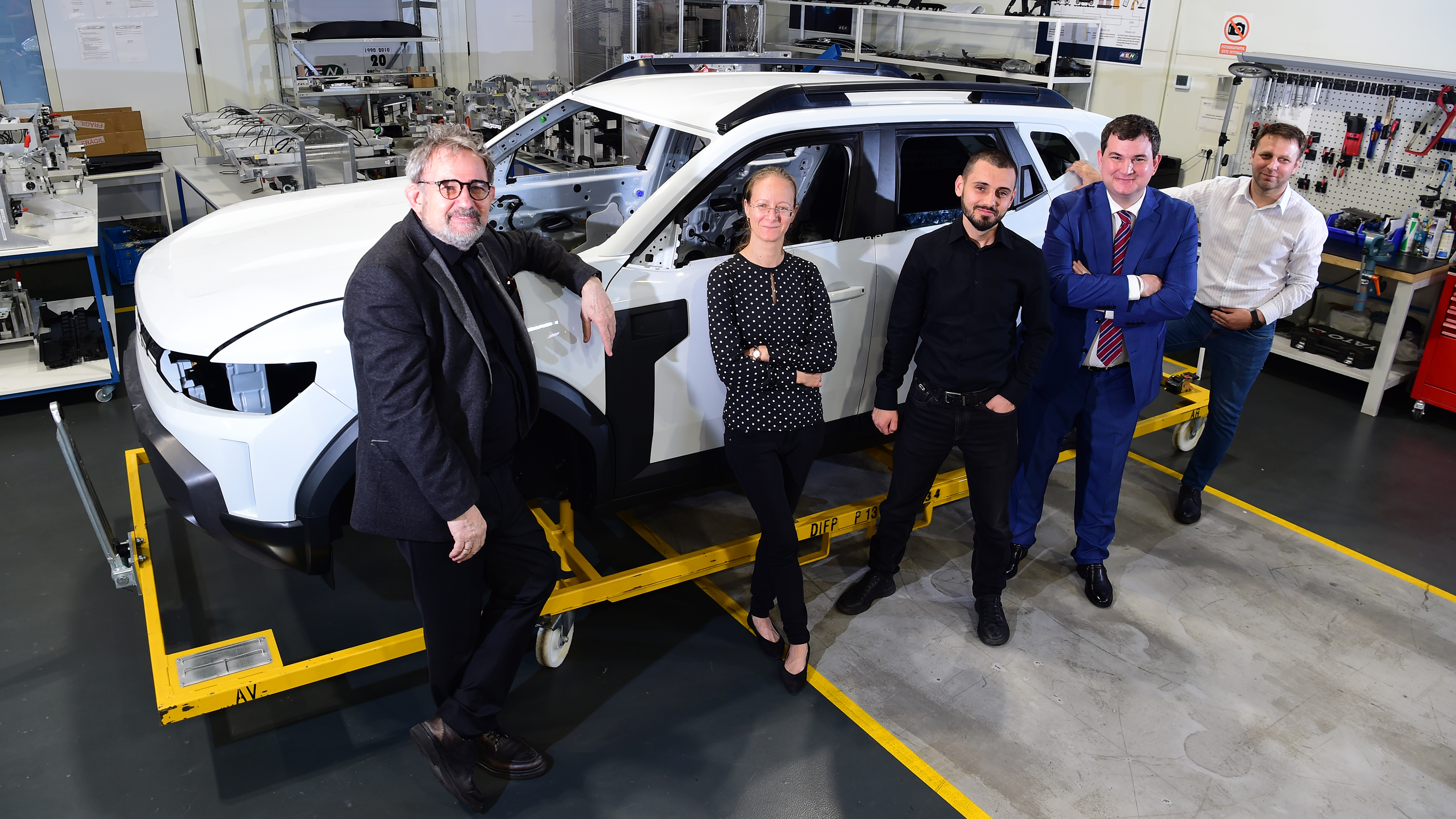 Starkle team standing next to a Dacia Dsuter bodywhell