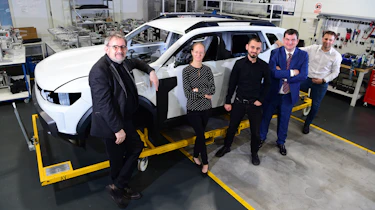 Starkle team standing next to a Dacia Dsuter bodywhell