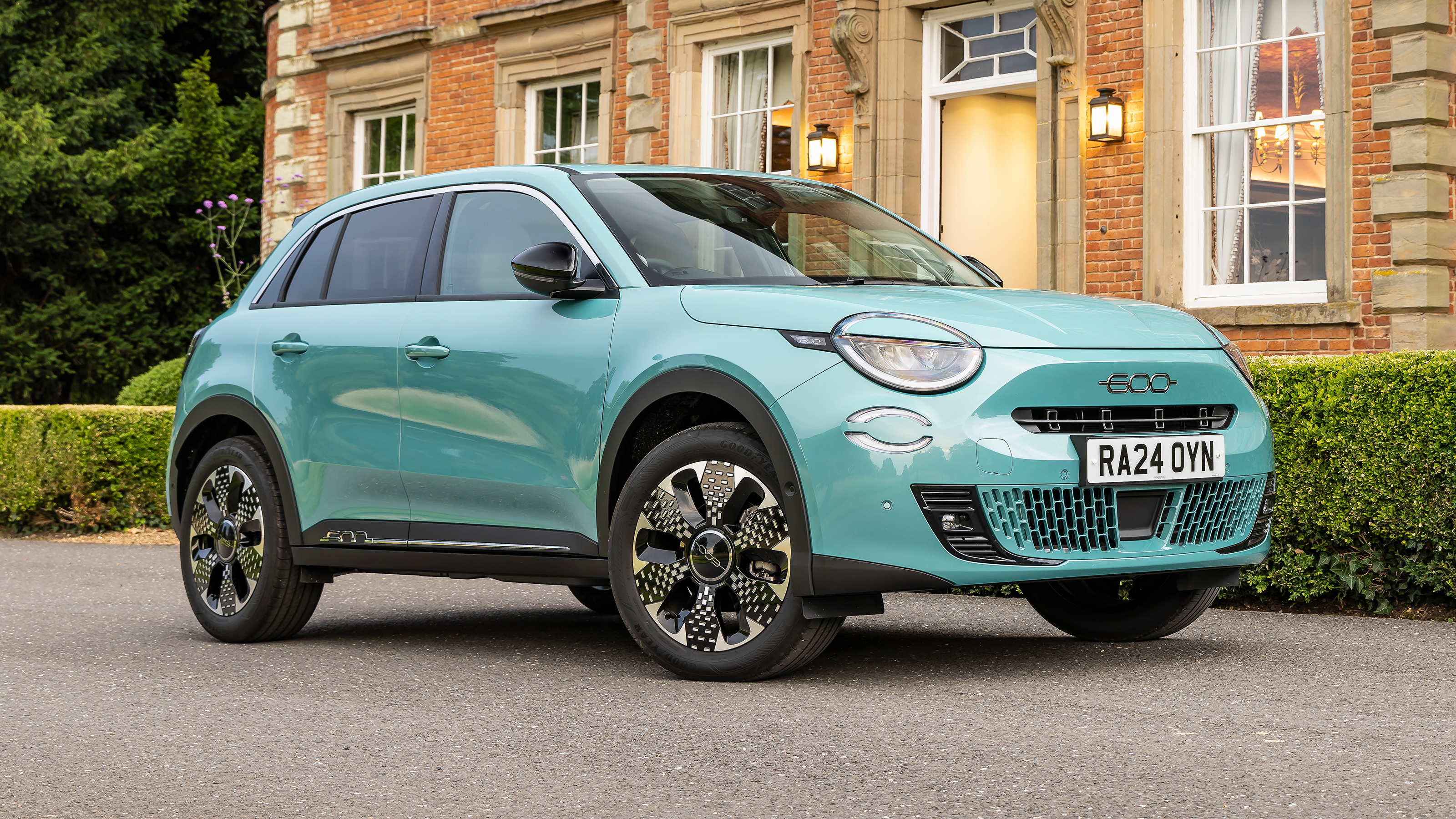 Fiat 600 Hybrid - front 3/4 static