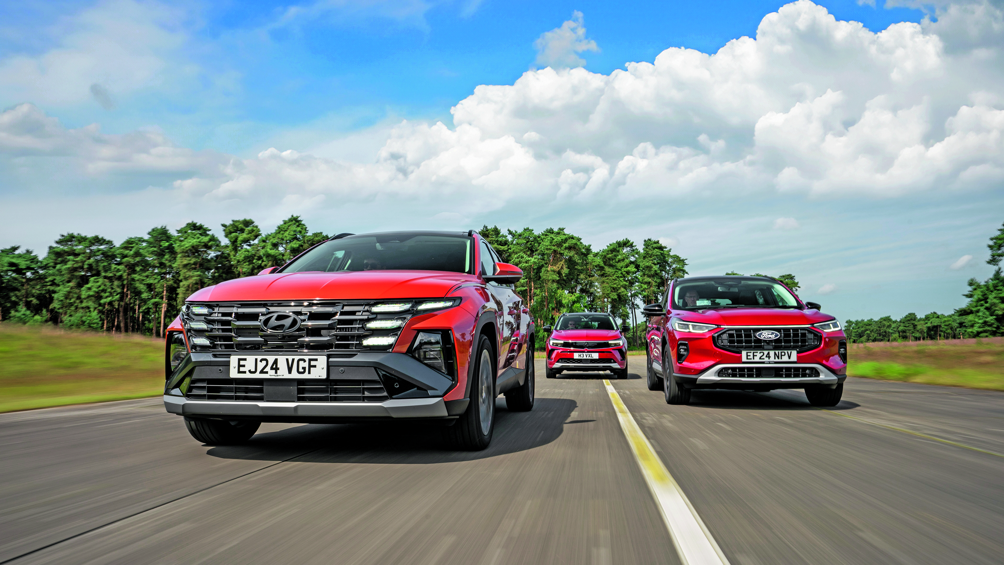 Hyundai Tucson vs Ford Kuga vs Vauxhall Grandland - front tracking 