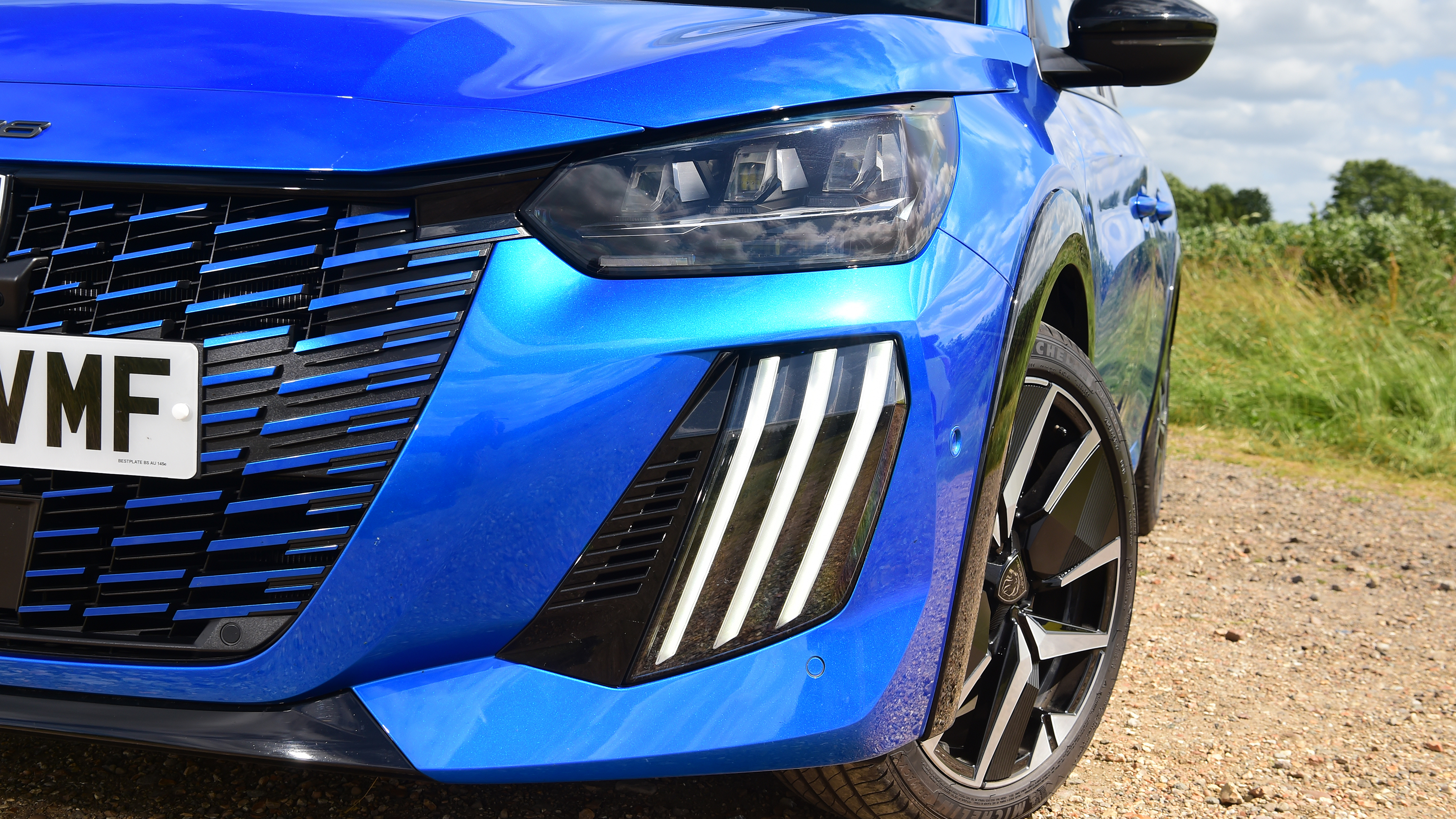 Peugeot E-208 - front headlight 