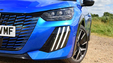 Peugeot E-208 - front headlight