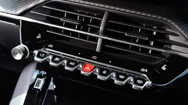 Peugeot E-208 - centre console