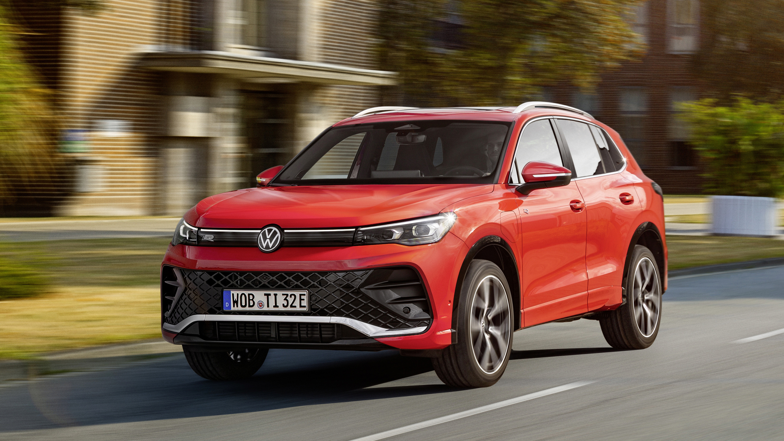 New Volkswagen Tiguan R-Line - front tracking 