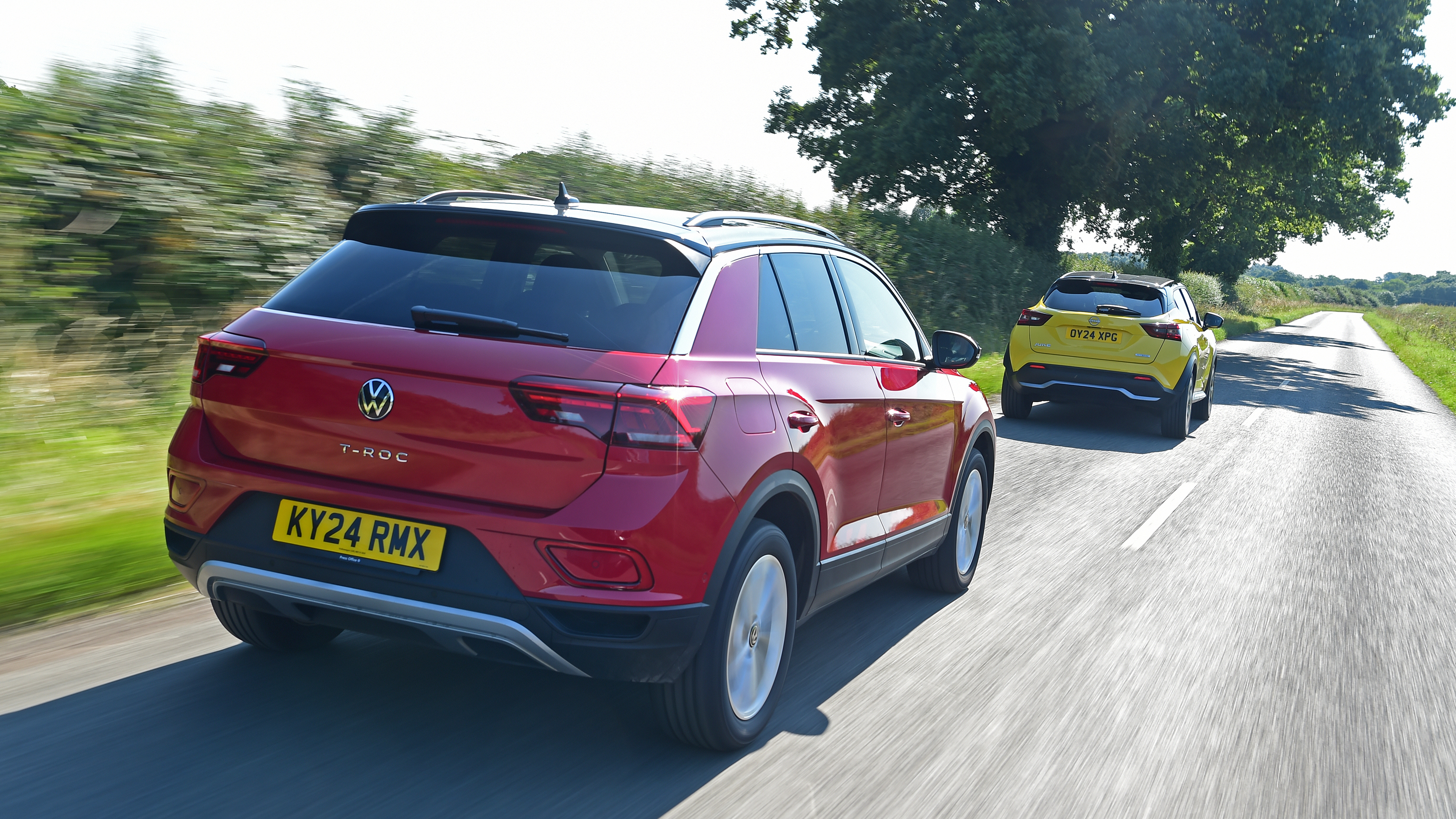Nissan Juke and Volkswagen T-Roc - rear tracking 
