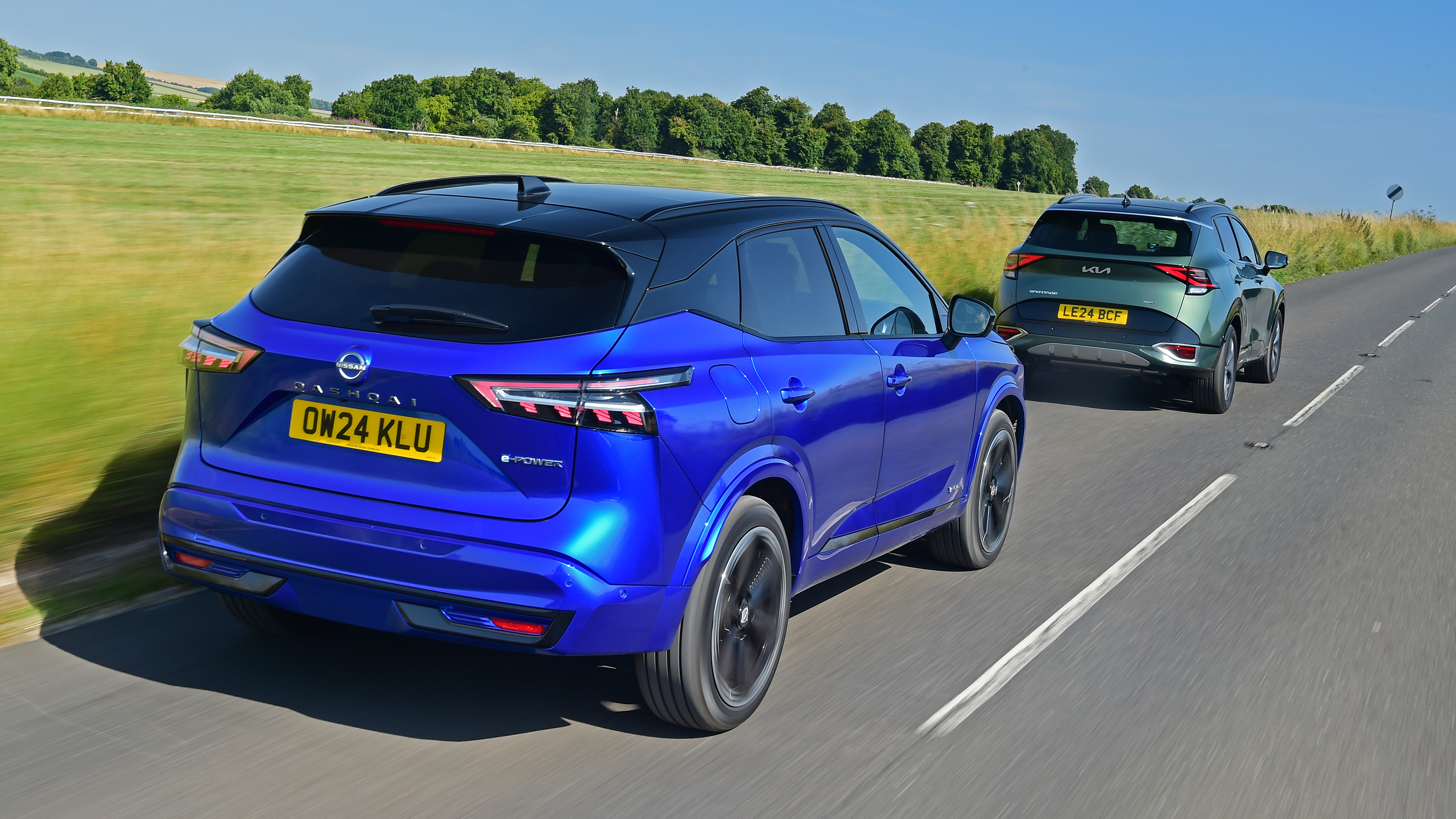 Nissan Qashqai and Kia Sportage - rear tracking 