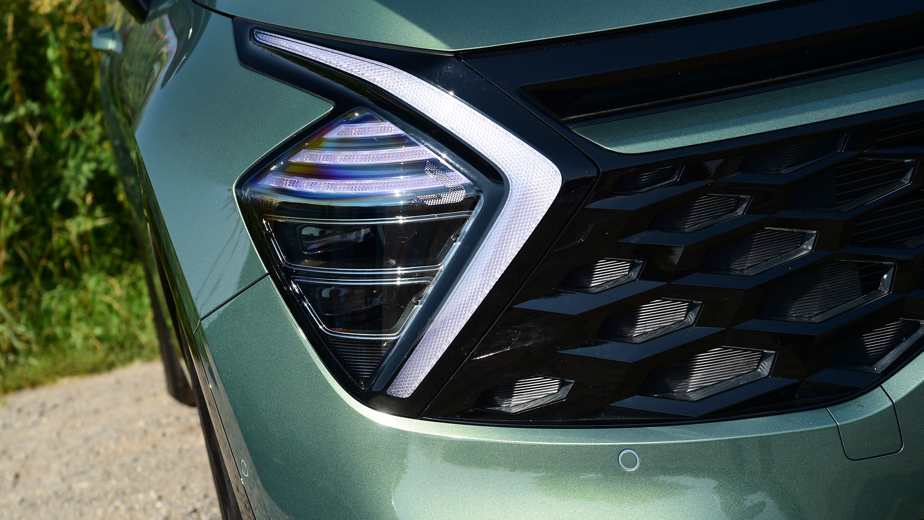 Kia Sportage - front headlight 