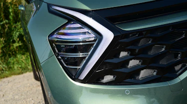 Kia Sportage - front headlight