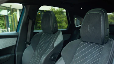 Peugeot 3008 Hybrid - front seat headrests